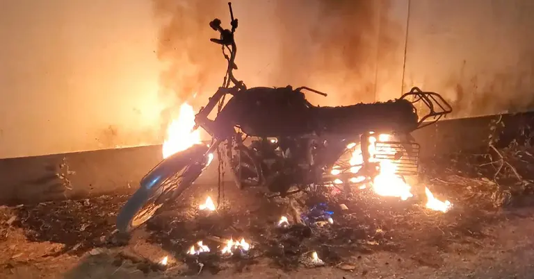 মোটরসাইকেলে আগুন